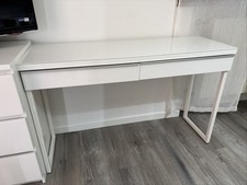 scrivania bianca con cassetti