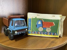 Autocarro con cassone