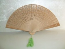 Ventaglio in legno traforato orientale anni '70.  Dimensioni cm. 35 stecche 30