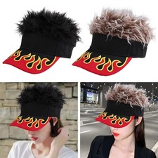 Cappello con visiera e capelli