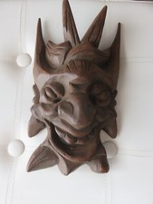 Maschera in legno con ghigno