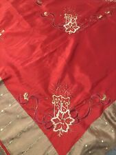 tovaglia natalizia rossa con bordo e ricami a forma di candela in oro