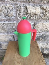 brocca stile Memphis in plastica verde e rossa design anni 80