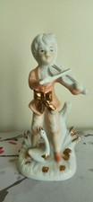 Bellissima statuina di un giovane violinista realizzata in porcellana biscuit di