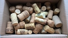 SCATOLA con SPLENDIDI ca 90 TAPPI  VINI o BRUT SUGHERO e NON da COLLEZIONE USATI