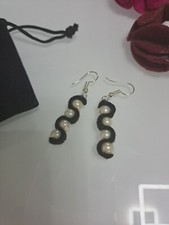 orecchini pendenti neri. Perle. Acciaio inox. Donna ragazza. Artigianali