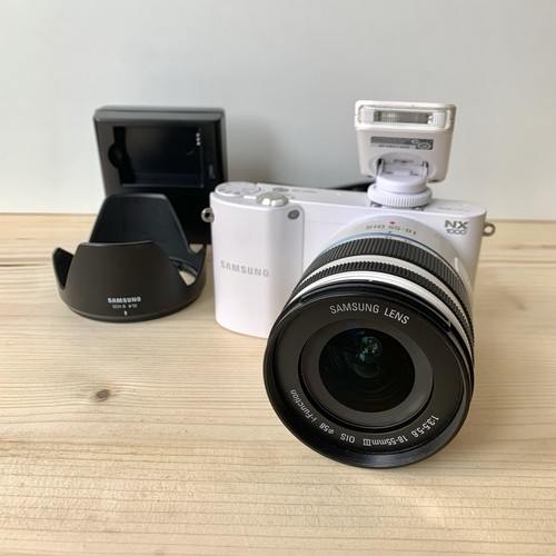 Fotocamera mirrorless compatta
