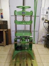 Pressa per ceramica manuale