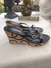 Sandali mules zeppa stampa anni '70. Cinturini con metallo smaltato. Nuovi