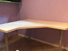 LETTO SINGOLO CON MATERASSO + SCRIVANIA CON POLTRONCINA CON RUOTE ABBINATA.