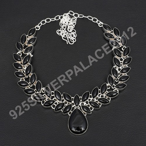 Collana grande fatta - a, mano
