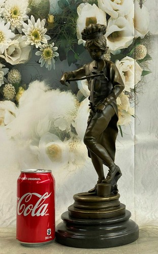 Alta statua violinista