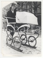 1963 FRANCOFORTE - Carrozzina Vittoria INGLESINA con sci *Foto 13x18 cm