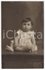 1920 ca GENOVA Ritratto di bambino sul tavolo - Foto cartolina R. PREZIOSO