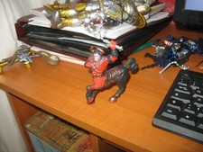 PUPAZZO RAFFIGURANTE UN