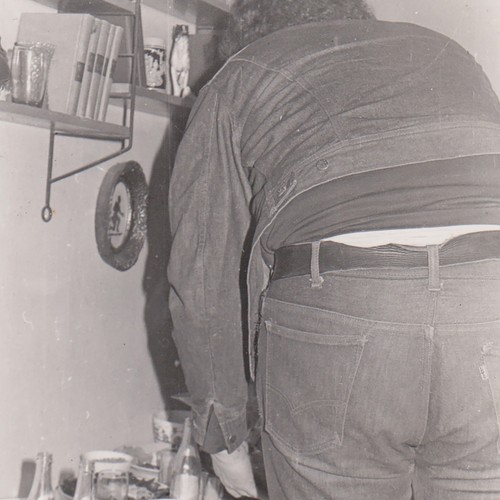 Giovane uomo che piega - che, si