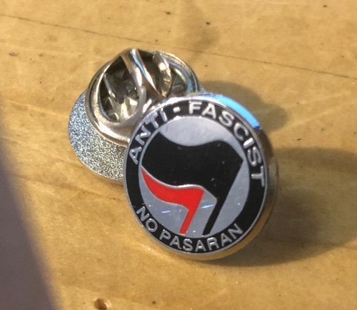 Pasaran anti fascist pin - ,, anti-fascist