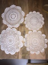 Centrini 4 pezzi fatte di pizzo ad uncinetto a mano rotonde bianco