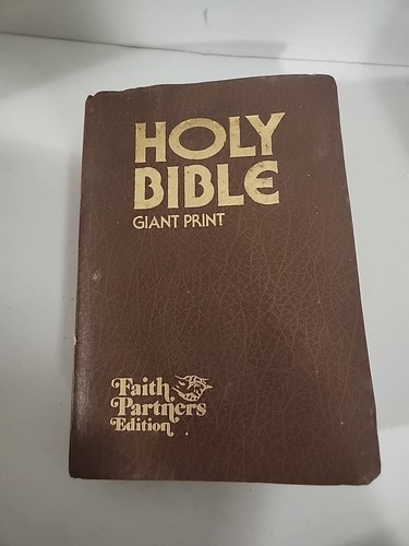 Holy bible giant print faith - holy,