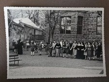 Suore e ragazze in cortile – Foto Lutschg Bozen, anni 45 Circa