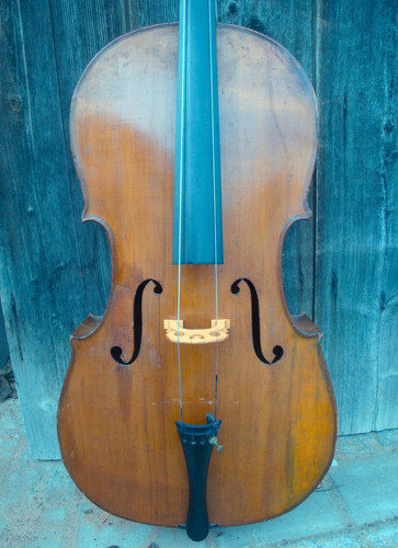 Violoncello costruito intorno