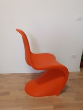 Sedie colore arancio modello simil Panton. 
