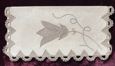 Tasca in lino ricamato - bordata in pizzo con fusi lavorati antichi - tulipano