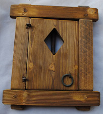 Finestra in legno con grata in