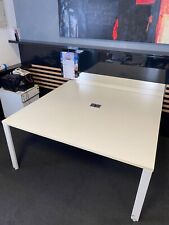 Tavolo sala riunioni bianco 160*160*73 con 4 sedie con ruote