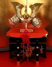 Elmetto Samurai Giapponese Yoroi Kabuto Gogatsu Vintage con Tavolo Ornamentale