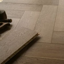 Pavimento parquet rovere spina di pesce marrone medio 2 piedi naturale affumicato e spazzolato EC12