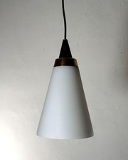 Lampada a sospensione modernariato in vetro smerigliato, ottone e legno anni '60