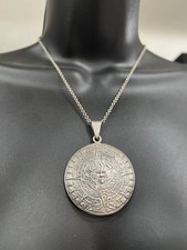 Enorme collana con ciondolo in