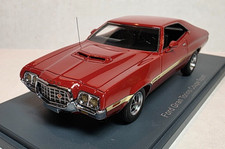 Modelli Neo Scala 1:43 1972 Ford Gran Torino Sport Rosso Brillante/Striscia Laser/Nero