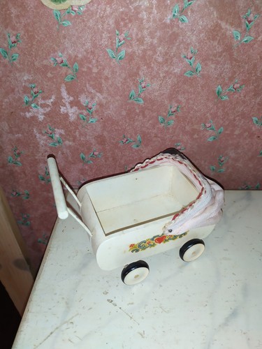 Vecchia carrozzina per bambole