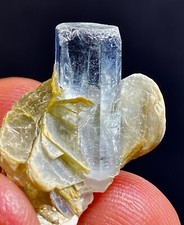 Bellissimo esemplare di cristallo naturale acquamarina 18 carati dal Pakistan