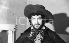 1973 Tosca di Luigi MAGNI con Gigi PROIETTI scatto sul set NEGATIVO ORIGINALE