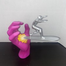 Statua surfista in argento