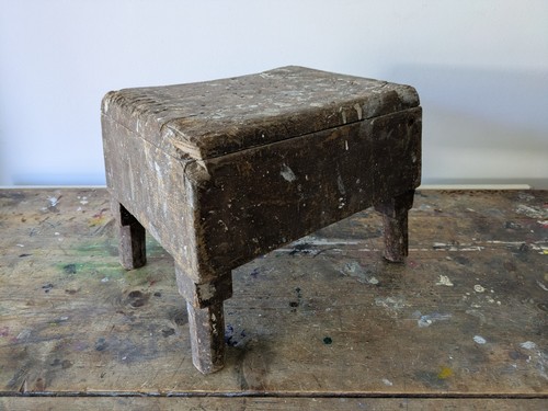Antico sgabello vintage