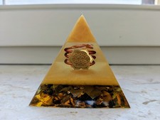 Piramide orgonite con quarzo - con, e