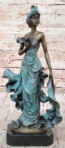 Elegante statua attrice