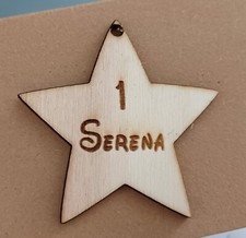 segnaposto stella in legno personalizzata con nome inciso chiudipacco bomboniera