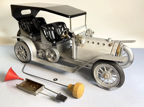Modellino auto berlina vintage