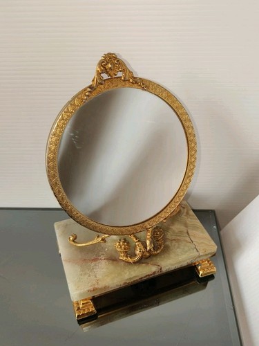 Piccolo specchio antico - , su