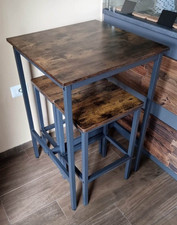 Tavolo e sgabelli bar