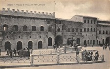 A9455) ASSISI PIAZZA E PALAZZO DEL COMUNE ANIMATA CARRETTO GELATO BIBITE PERUGIA