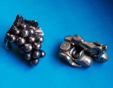 Coppia di piccoli oggetti in resina con lamina di argento cm. 6