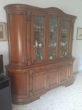 Vendesi mobilio soggiorno composto da vetrina, tavolo e quattro sedie.