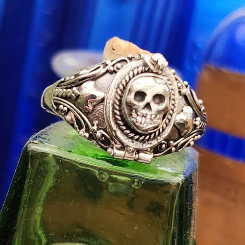 Anello pillola velenosa