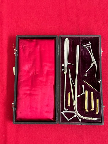 Antica cassetta con strumenti